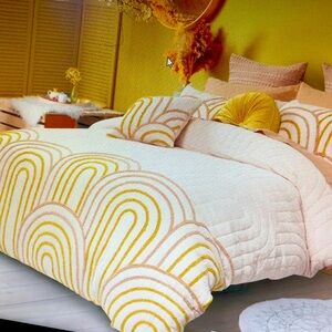 King quilted duvet cover and 2 king pillow shams. Pink and yellow.